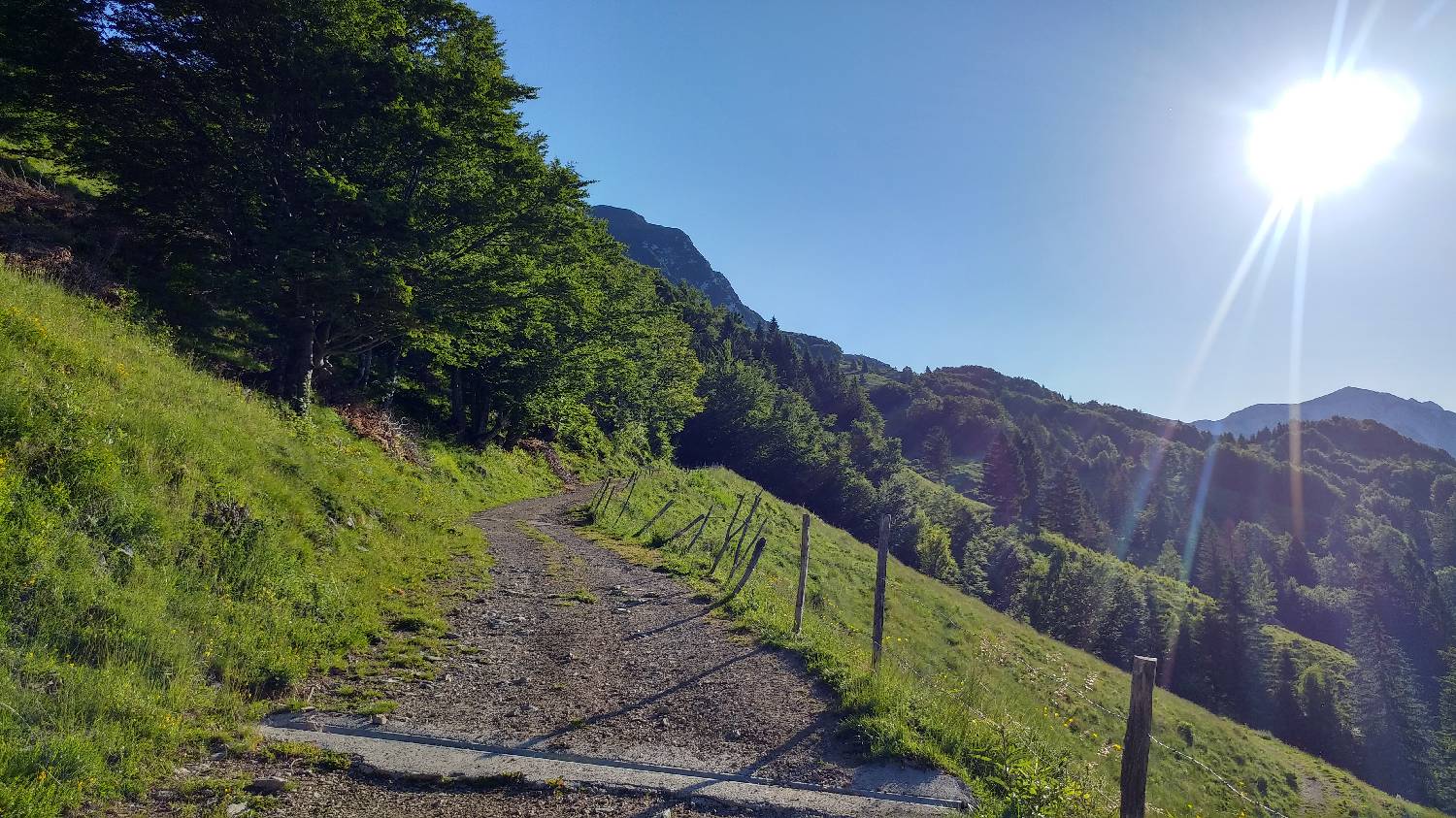 Pohodniška pot čez travnata pobočja proti Kuku in Podkuku